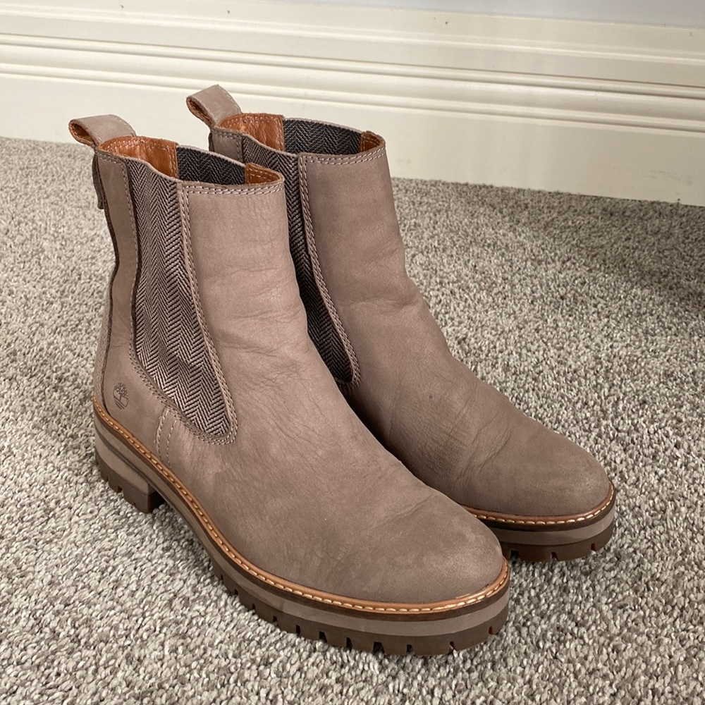 Timberland Women's Courmayeur Valley Chelsea Fashion Boot